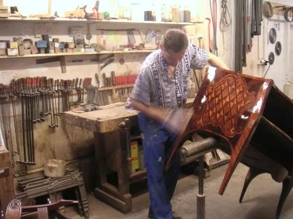 Olivier Pugin dans son atelier de restauration